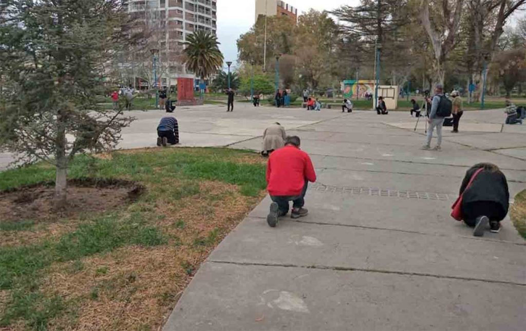 Fernández Oro habilita las reuniones religiosas al aire libre