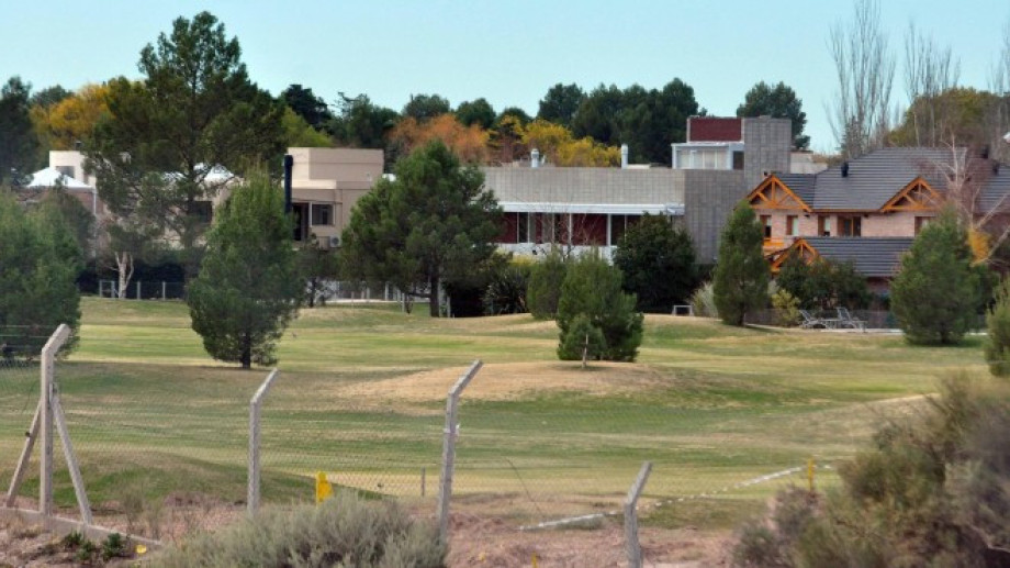 Finalmente el Rincón Club de Campo liberará la costa del río Neuquén