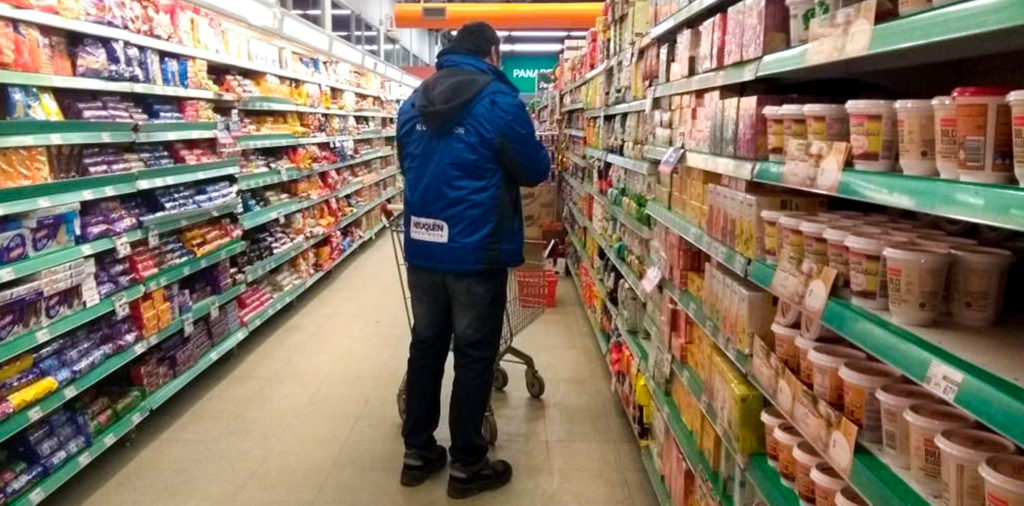 Supermercados neuquinos multados por vender alimentos vencidos