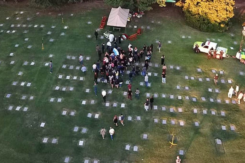 Familiares y amigos inhumaron los restos de Diego Maradona en una ceremonia íntima