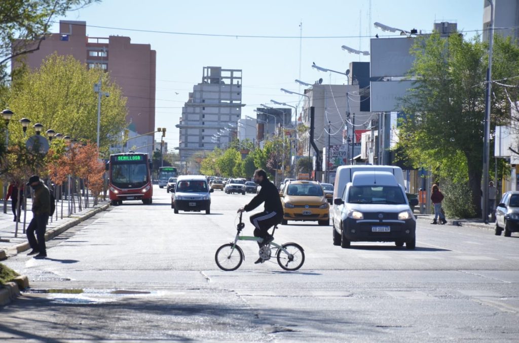 Habilitan la circulación vehicular y la apertura de locales gastronómicos los domingos