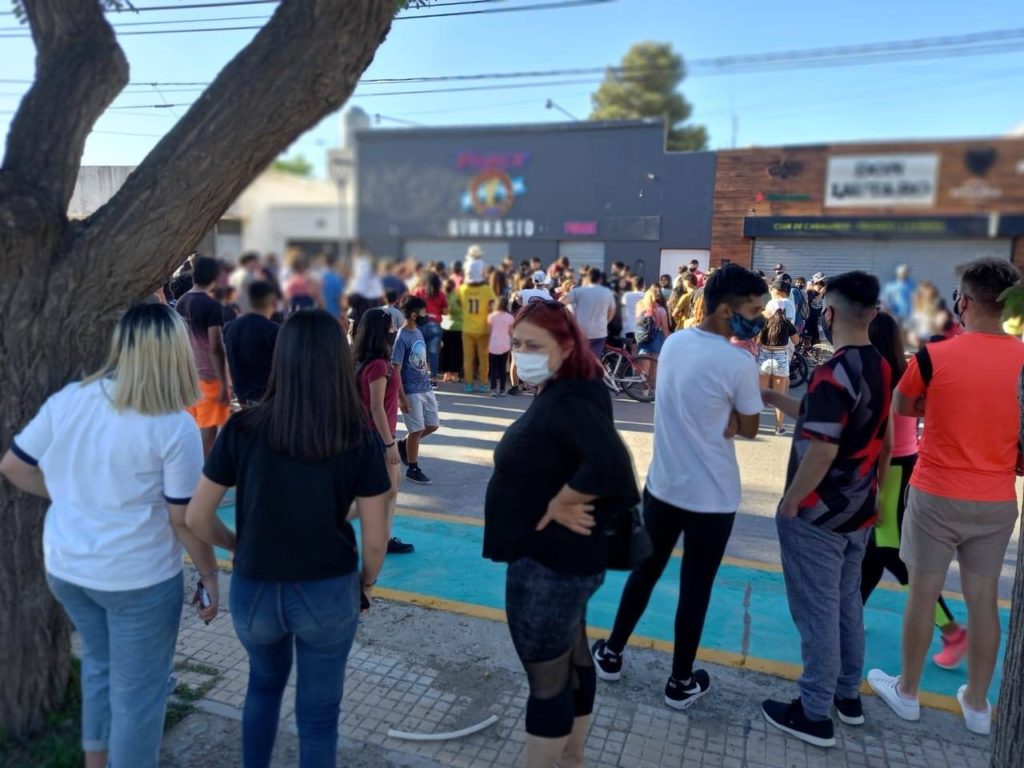 Cutral Co: una barbería organizó un evento y asistieron más de cien personas