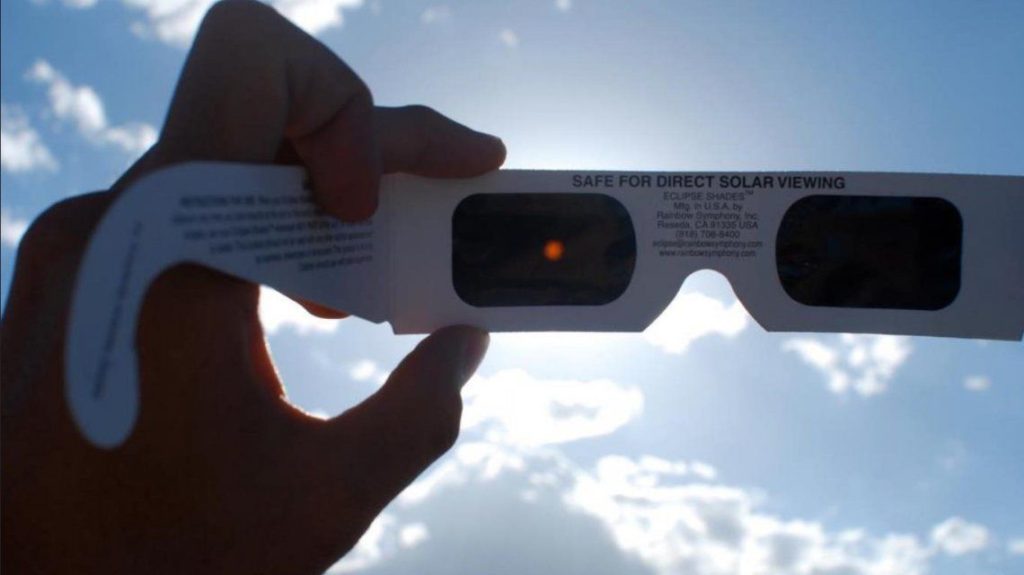 La UNCo coordina la entrega gratis de lentes para ver el eclipse