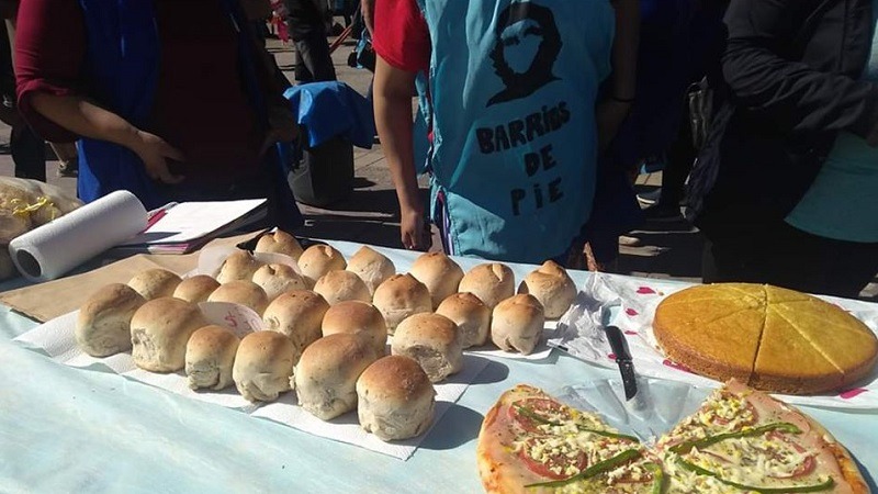 Barrios de Pie lleva sus emprendimientos de panificados y textiles al Monumento a San Martín