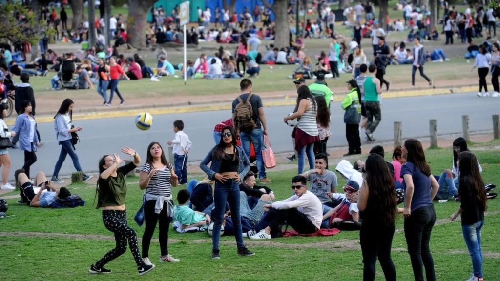 El gobierno nacional evalúa instruir a las fuerzas de seguridad para impedir aglomeraciones