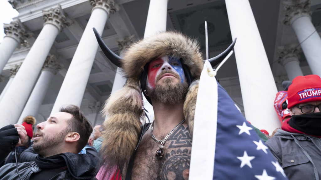 Twitter borró 70 mil cuentas ligadas al movimiento pro-Trump QAnon