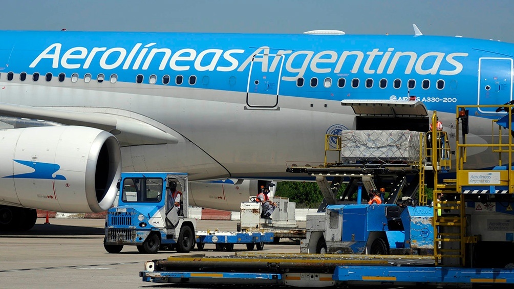 El vuelo de Aerolíneas Argentinas que regresa de Rusia traerá también 20 mil dosis para Bolivia