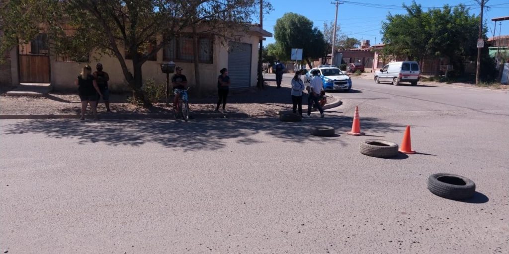 Toman un colectivo de Expreso Colonia por falta de agua
