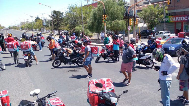 Repartidores se manifestaron sobre la Ruta 22 exigiendo seguridad