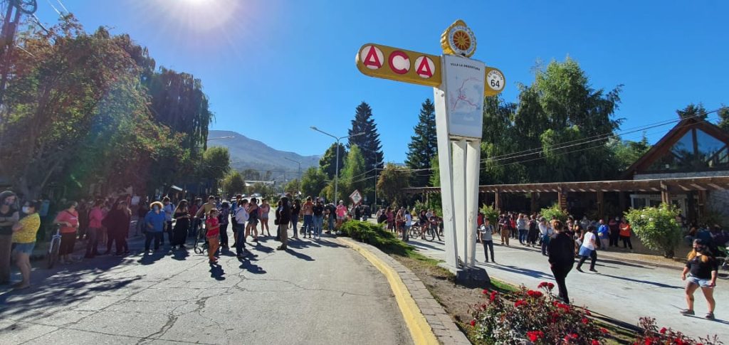 Vecinos de Villa La Angostura marchan por el mal estado de las calles y la falta de gas