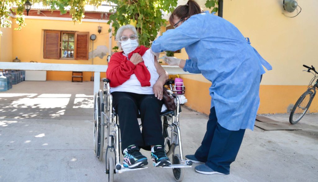 Comenzó la campaña de vacunación en los geriátricos de Neuquén