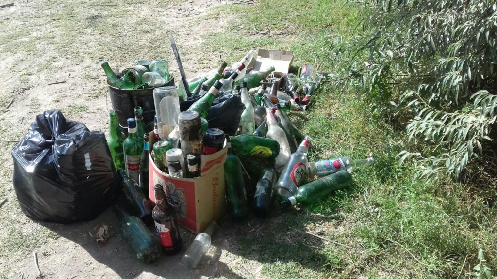 Agrupación limpió la orilla del río y pide contenedores de basura