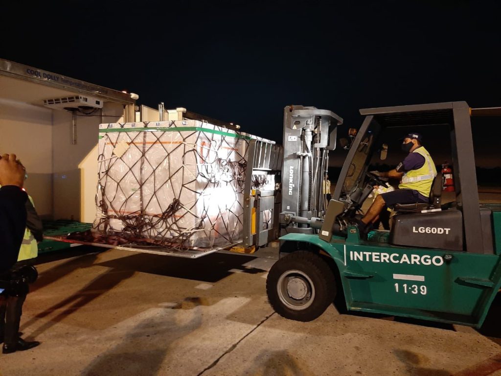 Salió el noveno vuelo de Aerolíneas Argentinas para traer más vacunas desde Moscú