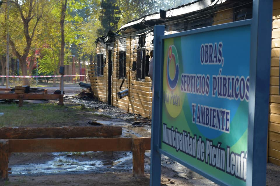 Picún Leufú: Incendio en oficinas municipales dejó importantes daños materiales