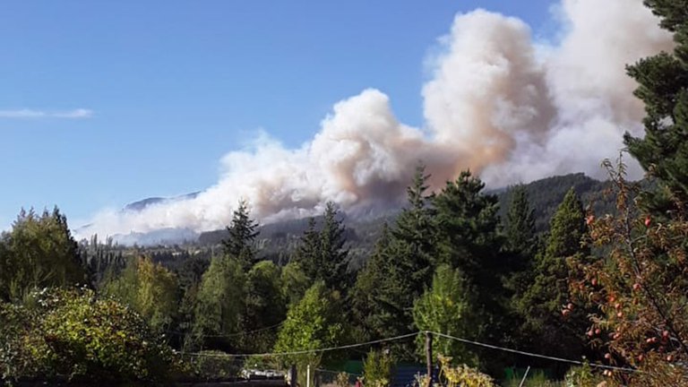 El fuego aún arde en El Pedregoso, a pocos kilómetros de El Hoyo