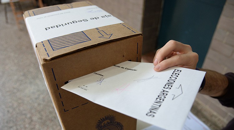 La oposición cuestiona la derogación del voto por correo de argentinos en el exterior
