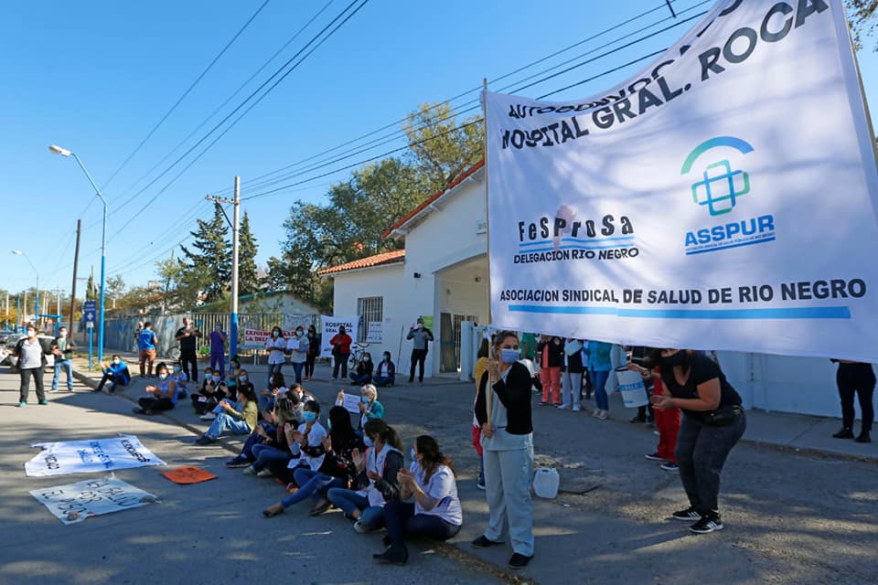 Hospitalarios de Río Negro cortan la Ruta 22 en Chichinales