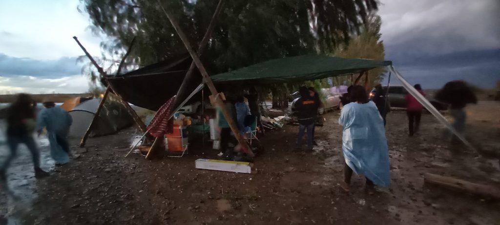 Así pasaron la tormenta los autoconvocados de salud que mantienen los cortes de rutas