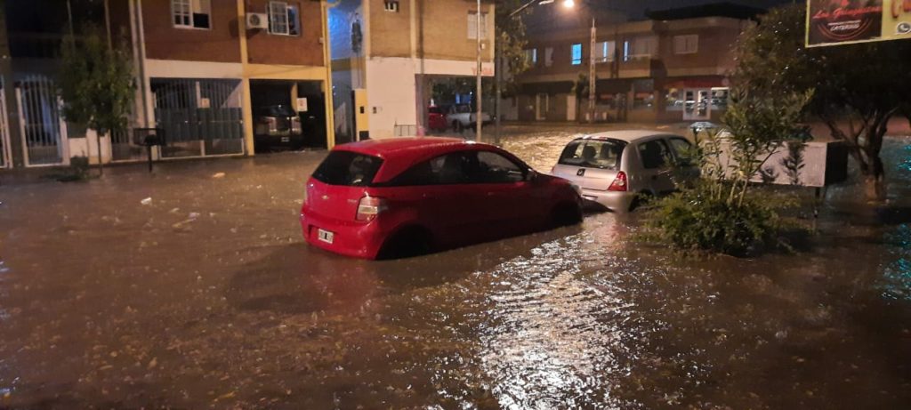 La lluvia llegó con granizo y dejó calles intransitables