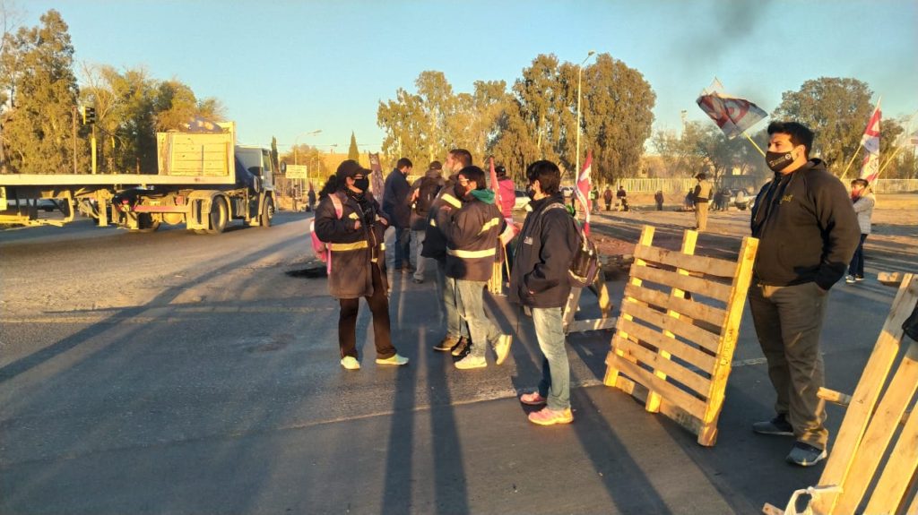 Ceramistas bloquean la Ruta 7 por un corte de luz en la fábrica