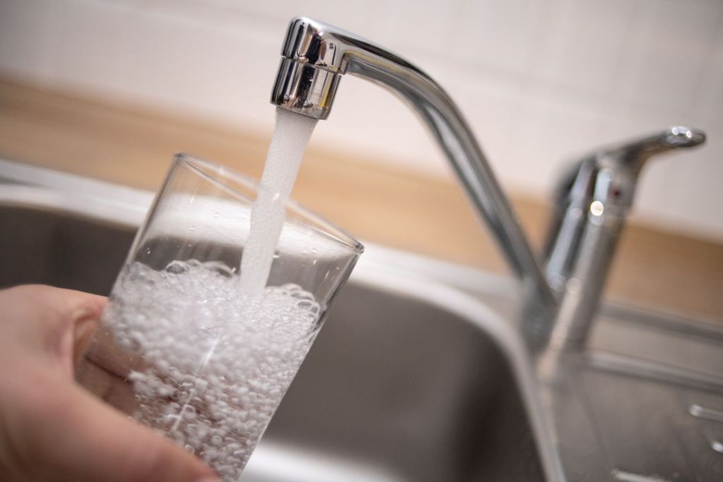 Dos barrios sin agua por una importante fisura en un caño