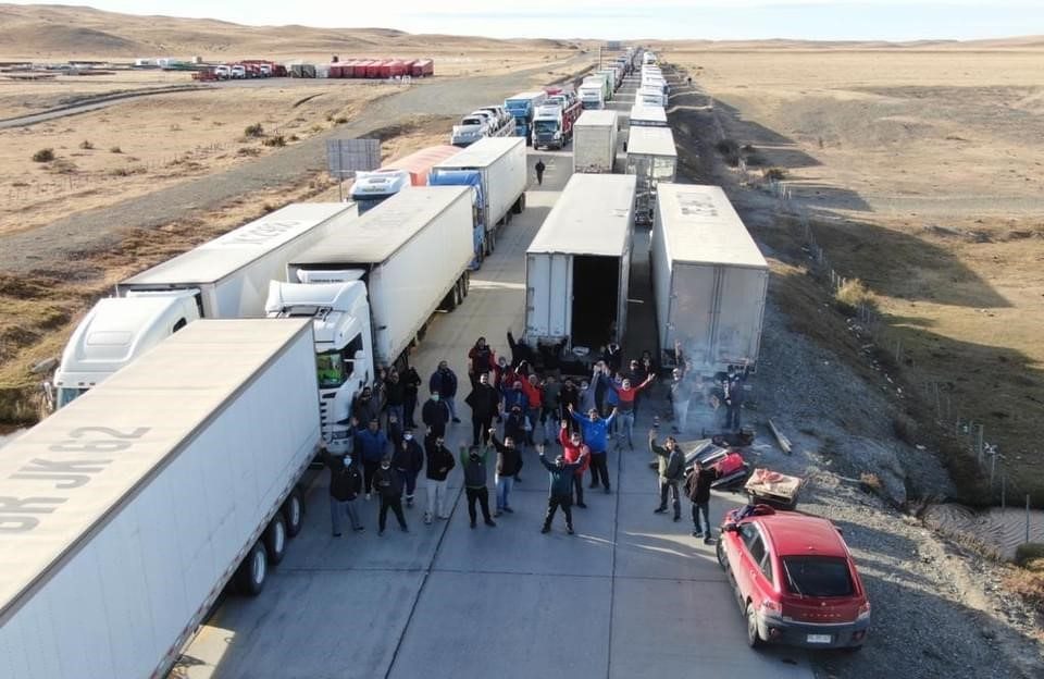 Camioneros chilenos cortan la Ruta 255 entre Santa Cruz y Tierra del Fuego