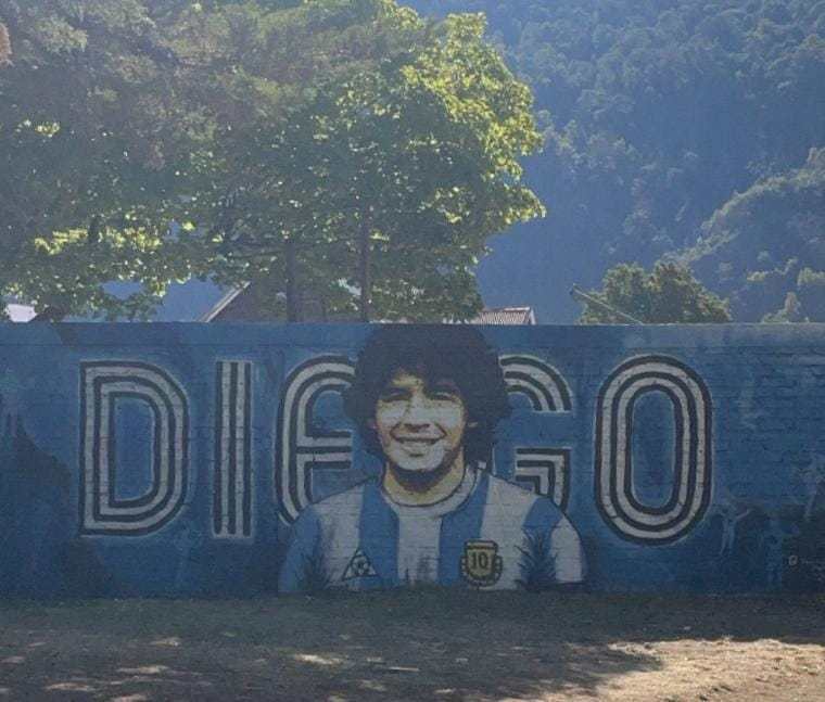 Gianinna Maradona estuvo en San Martín de los Andes y se sacó fotos en murales maradonianos