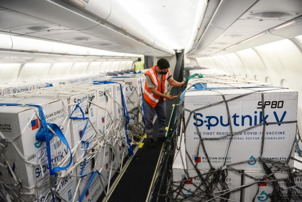 Un nuevo vuelo parte a Rusia en busca de vacunas Sputnik V