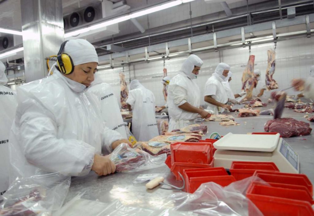 El campo convocó un paro de nueve días en rechazo a la suspensión de exportación de carne