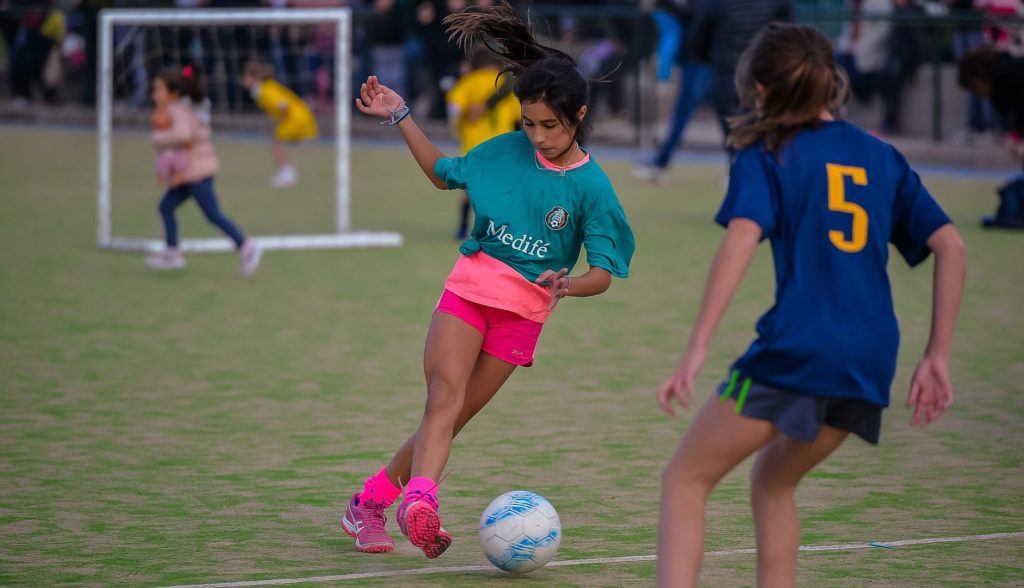 Jugadoras de fútbol presentaron una demanda por acoso sexual contra un entrenador