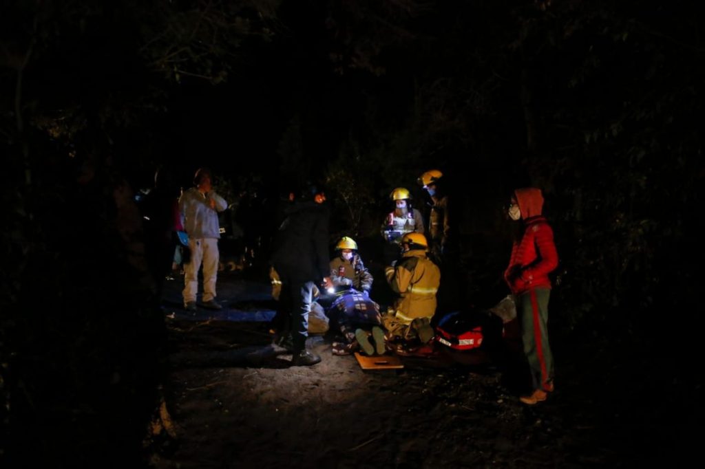 Una mujer se perdió en el Cerro Otto y cayó dentro de un pozo