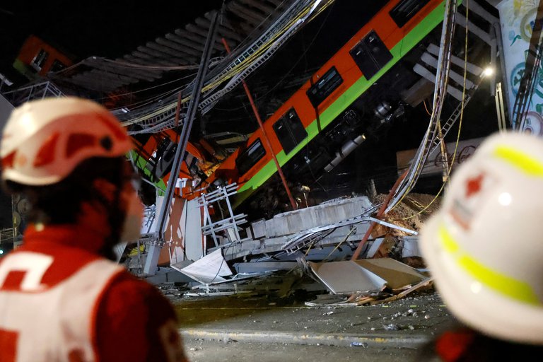 México: Se desplomó un tramo de un metro y murieron 23 personas