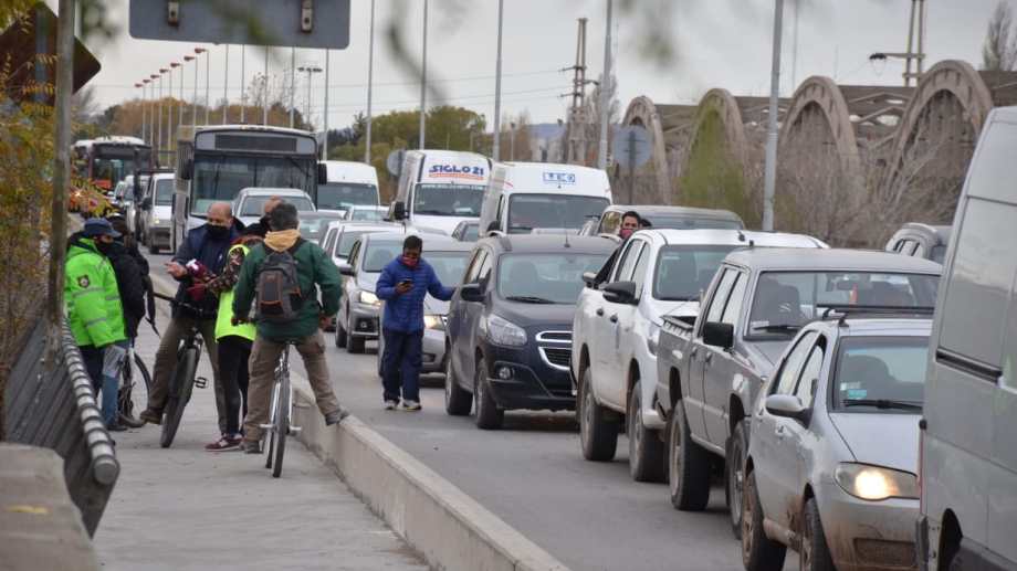 Para evitar el congestionamiento vial, reactivan el carril preferencial en el puente carretero