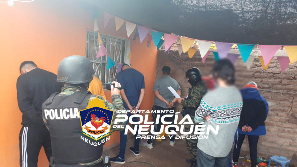 Allanaron una vivienda por venta de estupefacientes, y encontraron una fiesta clandestina