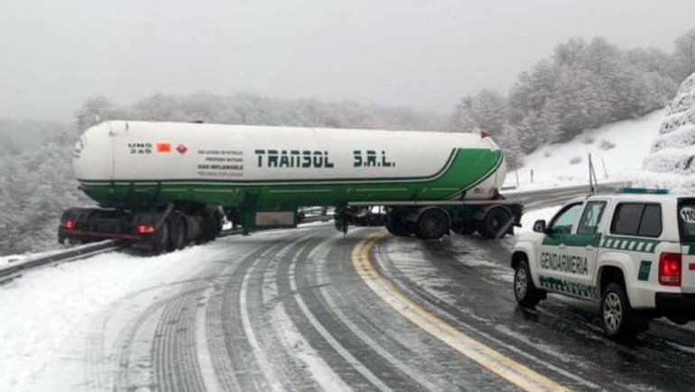 Paso Samoré: Un camión quedó colgado del guardarrail tras despistarse por el hielo
