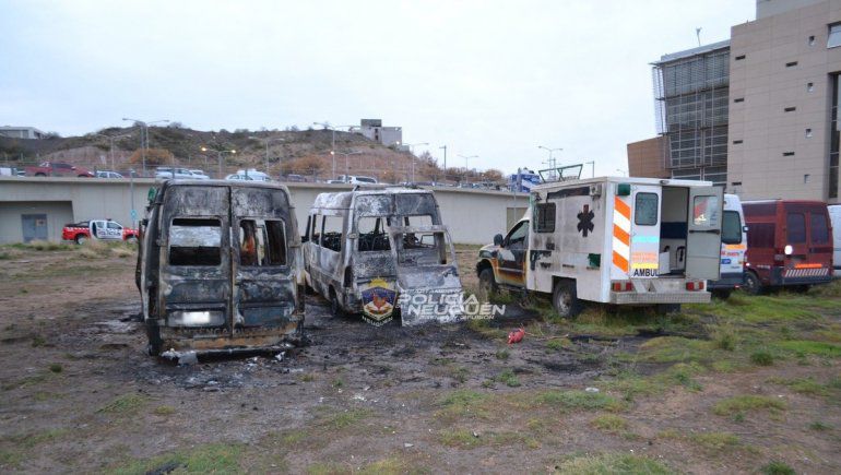 Un incendio en el CAM consumió tres ambulancias en desuso