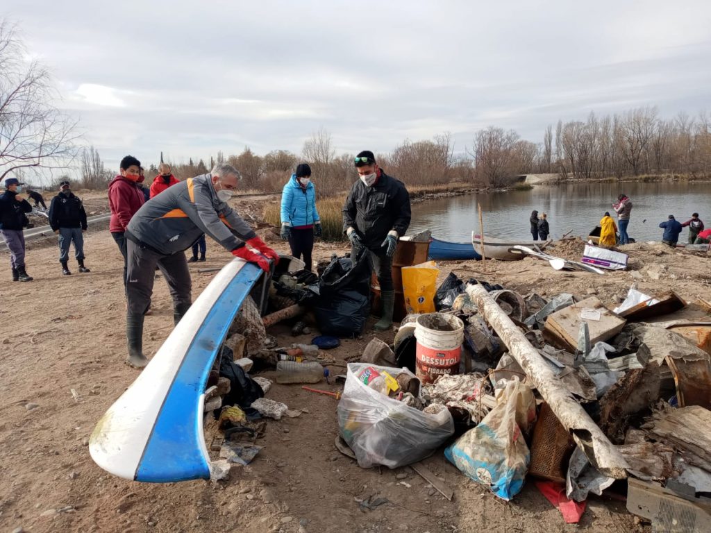 Limpian por decimosegunda vez la Laguna Paimún