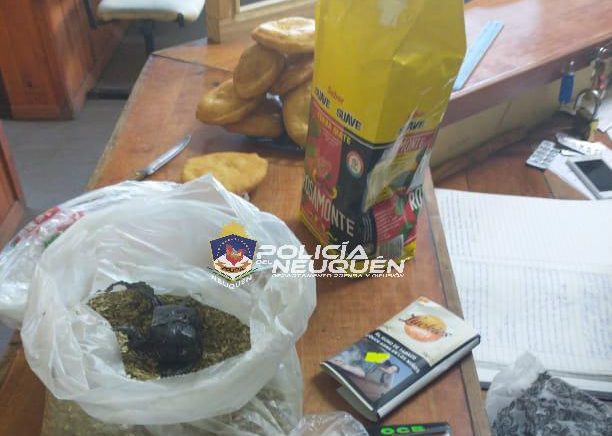 Una mujer intentó ingresar droga a una comisaría en un paquete de yerba