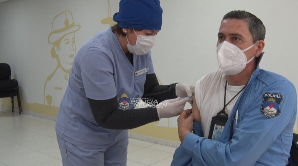 Aplicaron 200 vacunas antigripales a policias de Neuquén capital