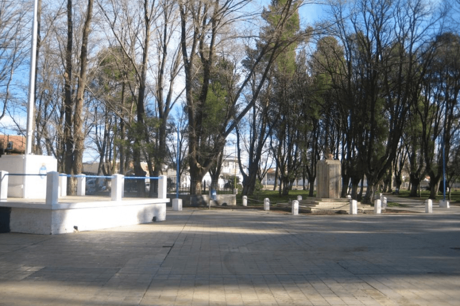 Vecinos de Centenario marcharán en defensa de una plaza histórica