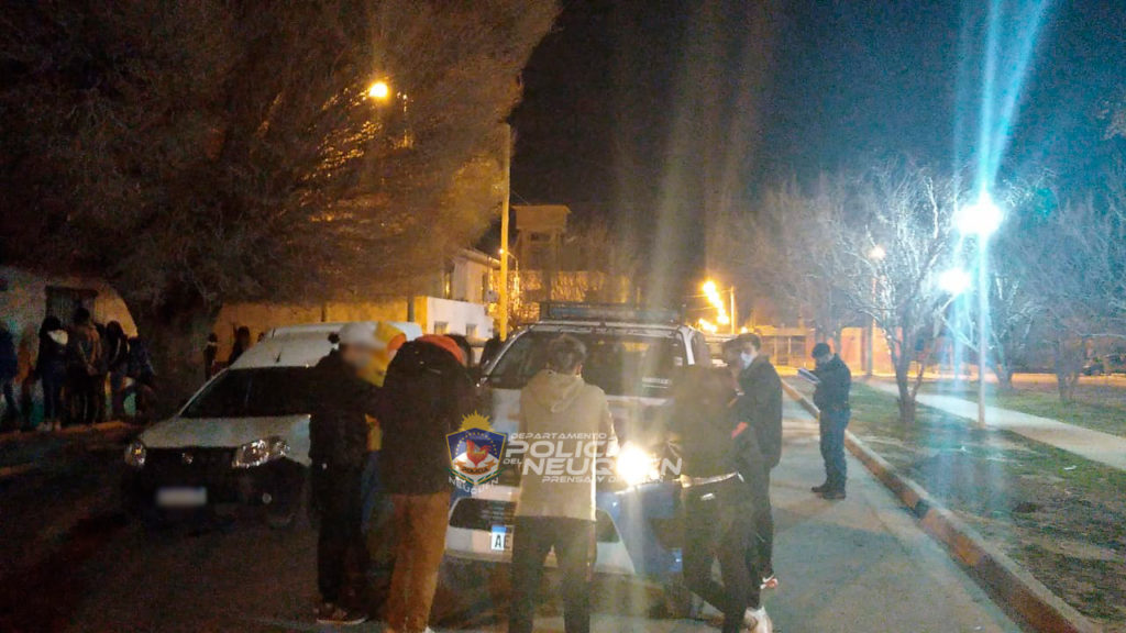 La policía desarticuló dos fiestas clandestinas en la madrugada del domingo