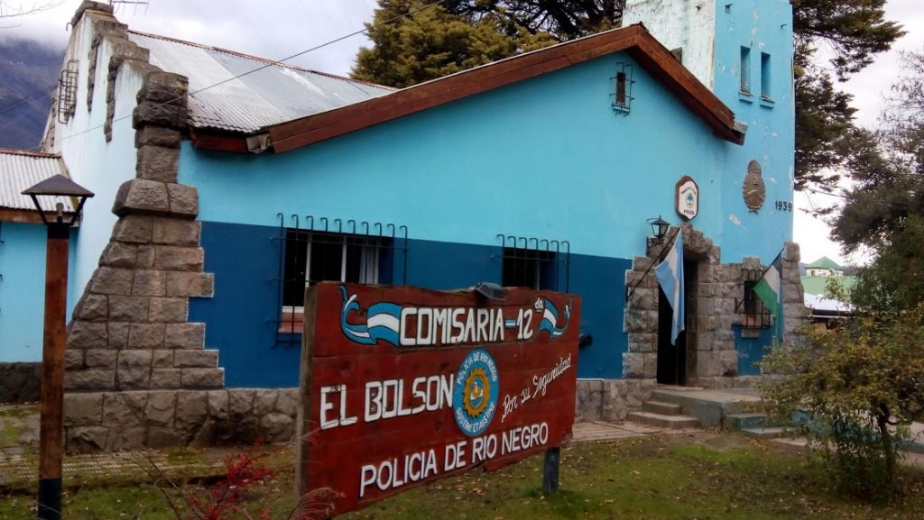 Polémica en El Bolsón: Los policías que patrullen con las manos en los bolsillos serán sancionados