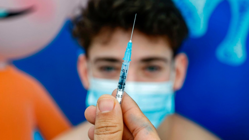 Gutiérrez anunció la vacuna de refuerzo para menores de 12 a 17 años