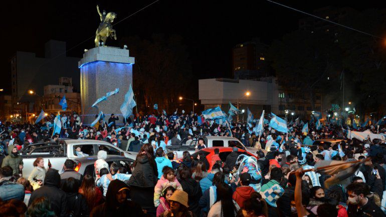 El Alto Valle también festejó el triunfo de la Selección Nacional