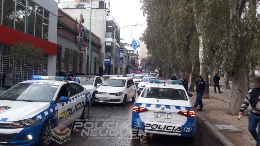 Chocaron cuatro autos estacionados mientras huían de la policía en un vehículo con pedido de secuestro