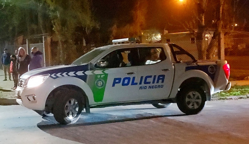 Bariloche: Durante los festejos destrozaron un patrullero y le quebraron el tabique a un Policía