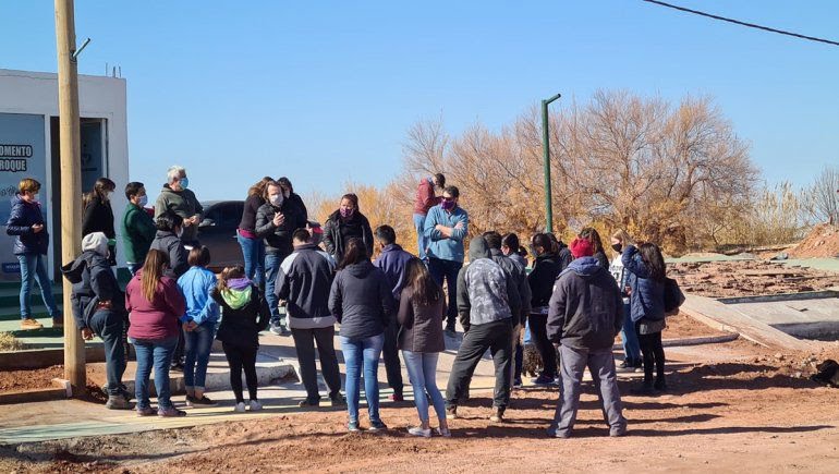 Los pobladores de Aguada San Roque se opusieron a que ATEN pinte la escuela