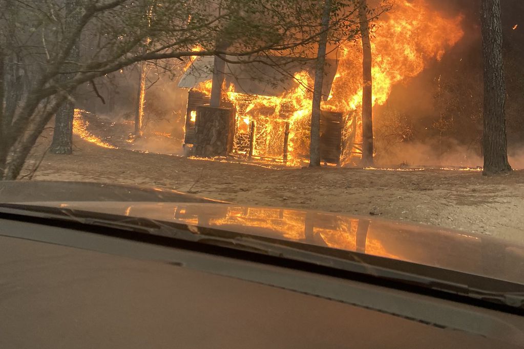 Un incendio forestal arrasa con las sierras cordobesas