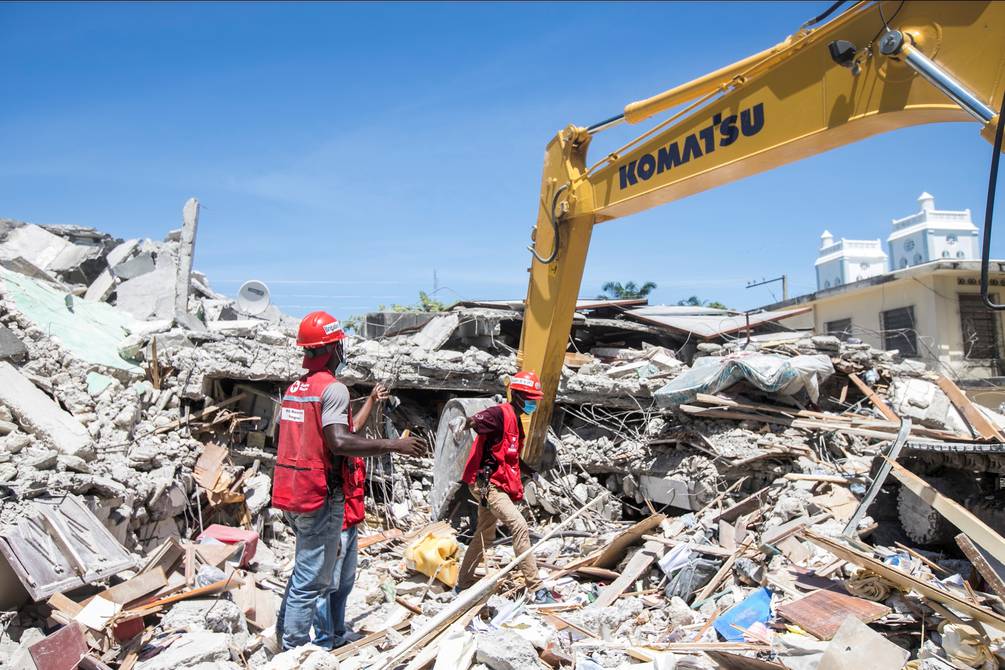 Haití: El terremoto causó más de 1.200 muertos y cientos de personas atrapadas en los escombros