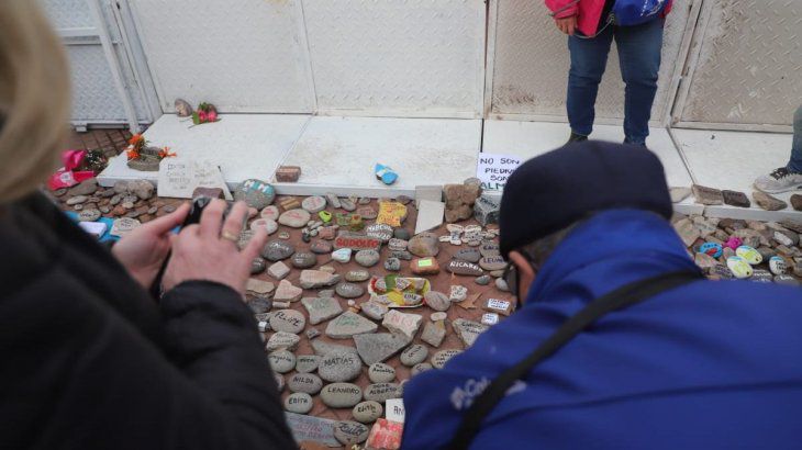 Familiares de víctimas del Covid realizaron un homenaje en las puerta de Casa Rosada